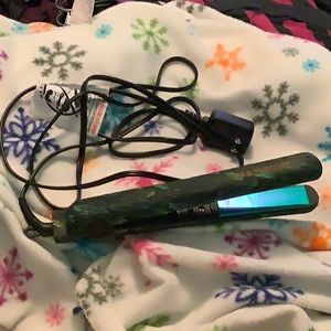 Grav3Yard Girl Flat Iron From Grav3Yarda Curl Set